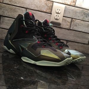 Lebron XI “King’s Pride”